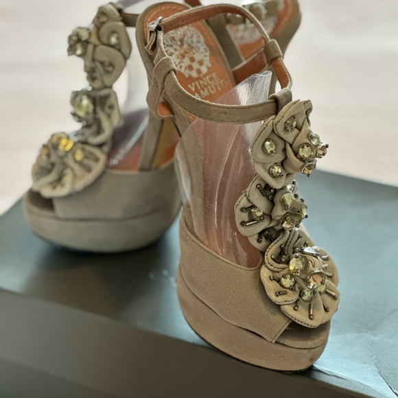 Gorgeous Vince Camuto Heels - Picture 5 of 7